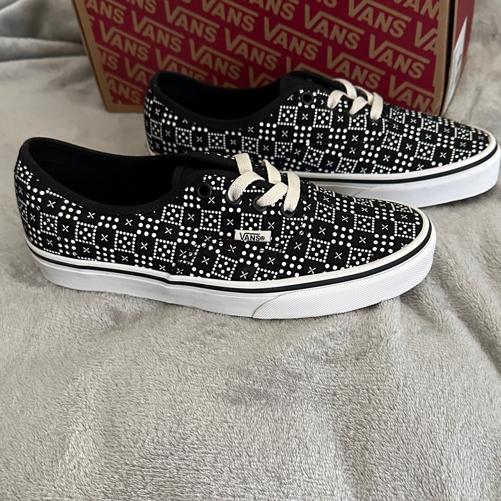 NWOT Vans Black & White Patterned Low-Top Sneakers - Picture 2 of 6